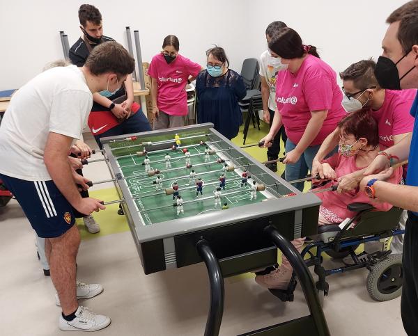 Personas con discapacidad intelectual y voluntariado de Dfa juegan al futbolín