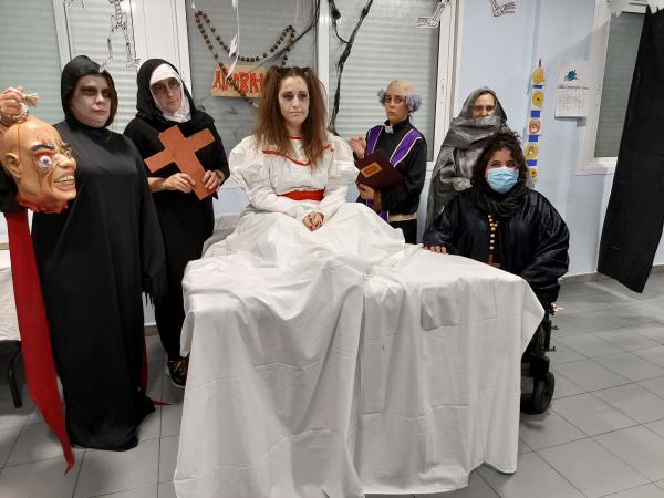 La imagen muestra a las trabajadoras del Centro Ocupacional con sus disfraces de Halloween